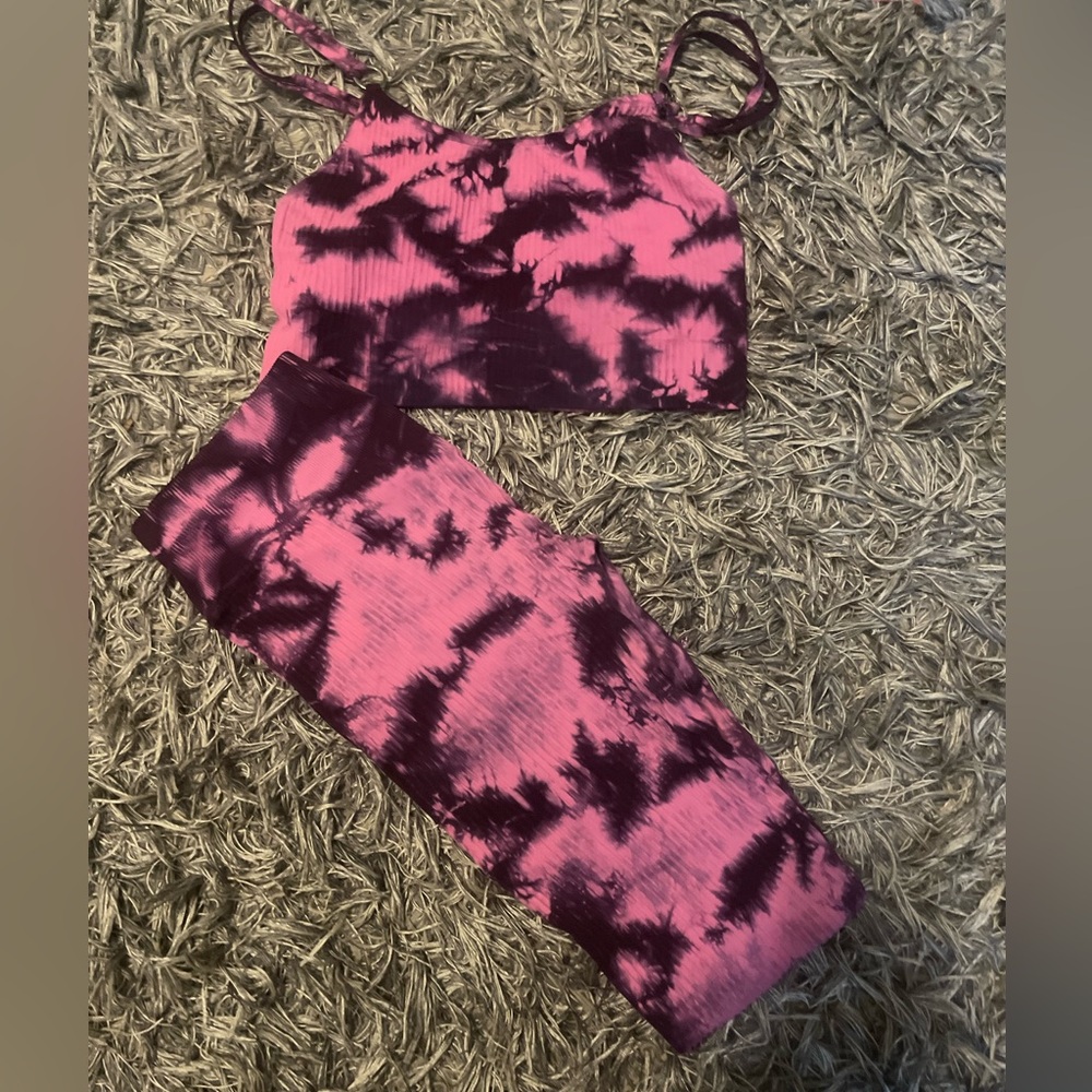 Tye dye seamless bra size xs/s.  And leggis Médium